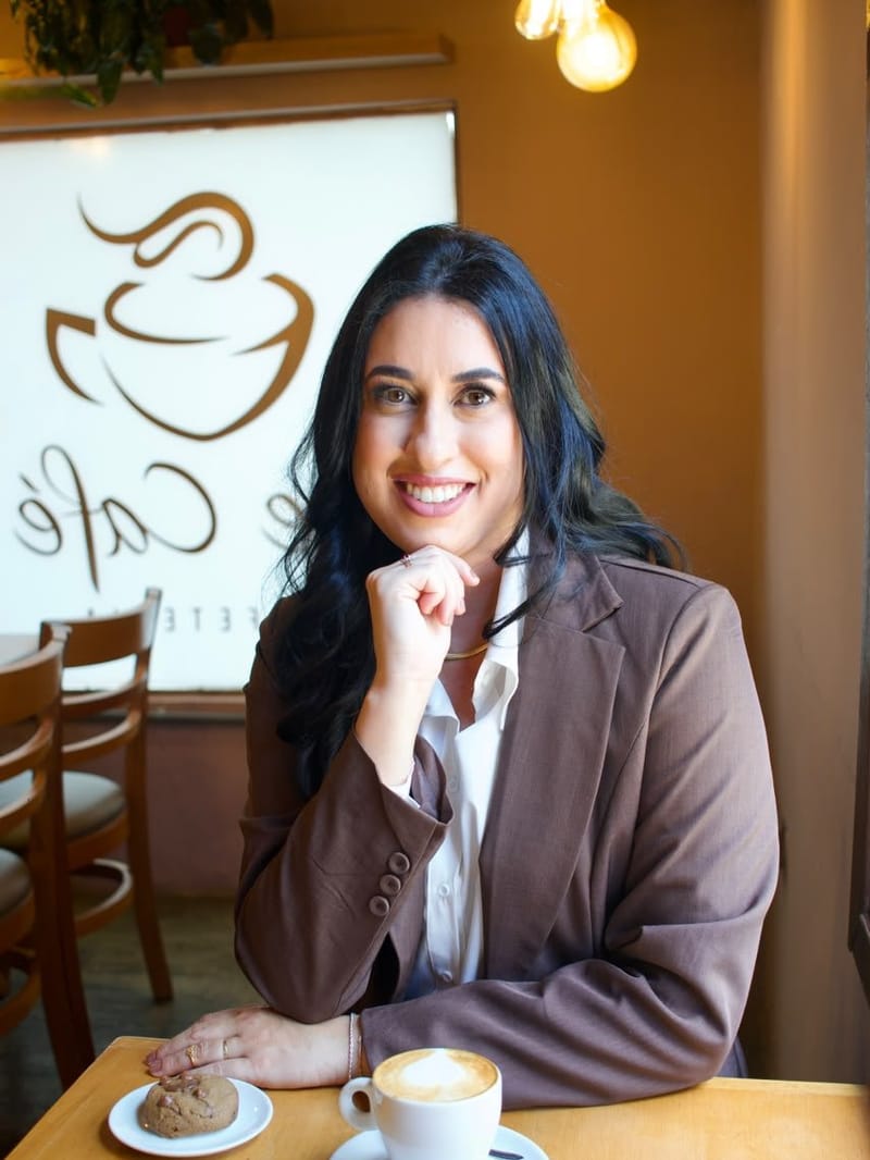 Retrato corporativo de mulher de blazer em um café